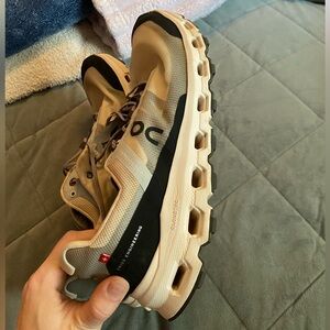 Men’s Oncloud Shoes Size 10.5 - White & Black Colored